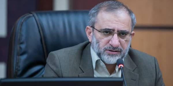 استاندار خبر داد:
🔴 رشد وزنی و ارزشی صادرات غیرنفتی استان مرکزی در ۱۱ ماهه سال ۱۴۰۲
🔹جلسه مشترک کارگروه توسعه صادرات استان و کمیسیون‌های صنعت، توسعه صادرات و جذب سرمایه‌گذاری اتاق بازرگانی اراک به ریاست استاندار مرکزی و با حضور سایر اعضا و مدیران دستگاه‌های اجرایی استان، روز چهارشنبه در اتاق بازرگانی اراک برگزار شد.
🔸دکتر فرزاد مخلص‌الائمه، استاندار مرکزی در این نشست با بیان اینکه صادرات استان مرکزی در مجموع طی ۱۱ ماهه سال جاری نسبت به مدت مشابه سال گذشته به لحاظ وزن ۱۹ درصد و به لحاظ ارزش ۱۰ درصد افزایش داشته است، گفت: این در حالی است که در کشور، ارزش صادرات کاهش داشته است.
🔸وی ادامه داد: ۸۷ درصدِ صادرات کشور از ۱۱ استان صورت می‌گیرد که عمدتاً پایانه‌های مرزی هستند اما سه استانِ مرکزی، اصفهان و تهران نیز در این بین قرار دارند.
🔸استاندار مرکزی اذعان داشت: برای دومین بار پس از انقلاب اسلامی، مجوز ایجاد مرکز لجستیک در استان مرکزی را گرفتیم که به پارک ارتقا یافت و آماده راه‌اندازی آن در مساحت اولیه ۶۰ هکتار در مرکز استان هستیم، البته قابل افزایش به ۵۰۰ هکتار است و حل بخشی از مسائل صادراتی با راه‌اندازی این پارک رقم خواهد خورد.
🔸مخلص‌الائمه با بیان اینکه کنسرسیوم اقتصادی استان تشکیل شده است و جمع زیادی از فعالان اقتصادی و صنعتی استان در کنسرسیوم عضویت دارند، گفت: یکی از مأموریت‌های این کنسرسیوم، پیگیری احداث پارک لجستیک استان است.