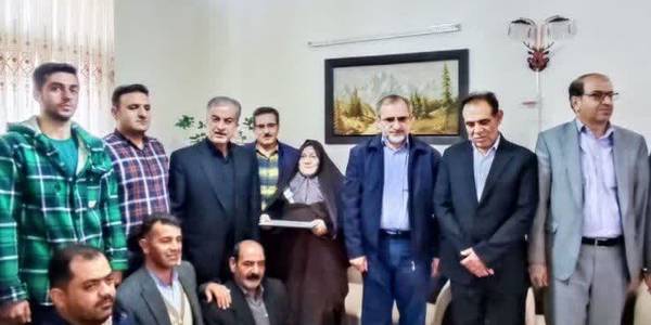 دیدار نوروزی استاندار مرکزی با خانواده امیر شهید "داود احمدی‌بیغش" در شازند