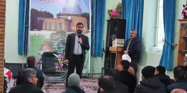 حضور آقازیارتی فرماندار شهرستان در ساعات پایانی سال ۱۴۰۲ در امامزاده احمد ابن علی ذلف آباد شهر فرمهین در جمع شهروندان