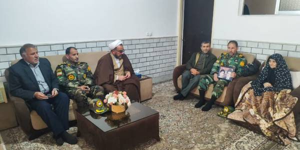 دیدار فرمانده گروه 99 پدافند و نماینده نیروی زمینی ارتش جمهوری اسلامی ایران با خانواده شهدا