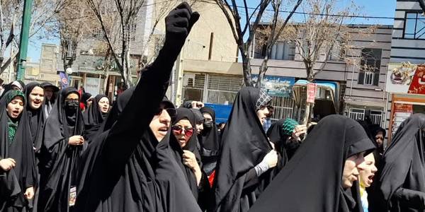 ما مردم شهرستان فراهان اینگونه با حضور خود در مقابل استکبار ایستاده ایم ...