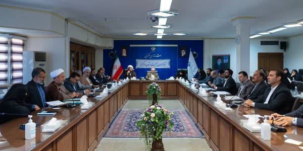 🔴 استاندار: تمامی دستگاه‌ها باید در حوزه جوانی جمعیت برنامه ارائه کنند

🔹بیست و یکمین جلسه ستاد بحران جمعیت استان به ریاست استاندار و با حضور جمعی از مدیران دستگاه‌های اجرایی، اعضای ستاد و ارتباط وبیناری فرمانداران برگزار شد.

🔸استاندار مرکزی در این جلسه با بیان اینکه تشکیل کمیته‌های تخصصی ذیل ستاد جمعیت استان یک کار ابتکاری در استان مرکزی بود، اظهار کرد: کمیته‌ها از طرف قرارگاه اختیار کامل دارند و همه دستگاه‌ها موظف به همکاری هستند.

🔸دکتر مخلص‌الائمه افزود: کمیته‌بندی ناظر به این است که یک تسیهل‌گری در سطح تعامل اعضای ستاد صورت گیرد و ضمن هماهنگی بین دستگاه‌ها، رصد اقدامات به صورت تخصصی انجام گیرد.

🔸 وی نقش ستاد مردمی جمعیت را بسیار مهم و تأثیرگذار عنوان کرد و افزود: ستاد مردمی موفقیت قابل توجهی در استان مرکزی داشته و قلب ستاد جوانی جمعیت استان قلمداد می‌شود.

🔸مقام عالی دولت در استان مرکزی تأکید کرد: همه‌ی دستگاه‌ها باید تا پایان فروردین ماه برنامه سال ۱۴۰۳ در حوزه جوانی جمعیت را به ستاد ارائه و چند هدف و کار ویژه برای خود تعریف کنند.

🔸مخلص‌الائمه تصریح کرد: برخی دستگاه‌ها وظایفی ذاتی دارند که باید به این وظایف عمل کنند اما لازم است در چارچوب ستاد، تکالیف تعیین شده را با جدیت دنبال کنند.

🔸استاندار مرکزی با تأکید بر تسریع در تشکیل اتاق وضعیت جمعیت خاطرنشان کرد: بحث جوانی جمعیت منحصر به موضوع فرزندآوری نیست بلکه آسیب‌های اجتماعی مختلف بر این حوزه تأثیر گذارند و باید به همه‌ی اجزا توجه شود.

مشروح خبر:
📝 B2n.ir-k60296

#استان_مرکزی
شنبه ۱۸ فروردین ماه