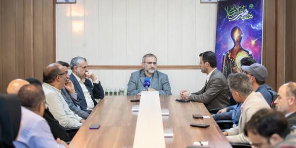 استاندار مرکزی: هنرمندان در مسیر پیشرفت همه جانبه‌ی استان نقش‌آفرینی کنند