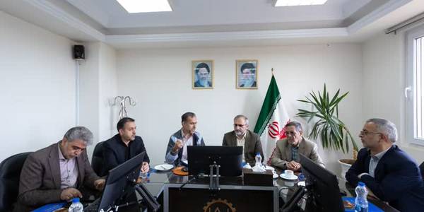 در راستای تسهیل و رفع موانع تولید انجام شد؛
⭕️ بازدید میدانی استاندار مرکزی از شرکت سیمان دلیجان

🔹 دکتر مخلص‌الائمه روز سه‌شنبه در سفر به شهرستان دلیجان، به اتفاق نماینده منتخب مردم دلیجان و محلات، معاون هماهنگی امور اقتصادی استاندار و جمعی از مدیران استانی و شهرستانی از شرکت سیمان عمران انارک بازدید و ضمن بررسی مسائل این واحد، تصمیماتی در راستای تسهیل و رفع موانع تولید اتخاذ و استاندار مرکزی دستورات لازم برای پیگیری مصوبات را به مدیران مربوطه صادر کرد.

🔹بحث تأمین سوخت نیروگاه ۱۲ مگاواتی این شرکت، تأمین زمین برای احداث نیروگاه تجدیدپذیر ۲۰ مگاواتی و همچنین طرح توسعه و ایجاد فضای سبز کارخانه سیمان دلیجان از جمله موضوعاتی است که در این بازدید مورد بررسی قرار گرفت.

🔹کارخانه سیمان دلیجان تولیدکننده انواع سیمان‌های پرتلند، آمیخته و حفاری است که به عنوان یکی از معتبرترین برندهای صنعت سیمان کشور شناخته می‌شود.

🔹این شرکت در سال ۱۴۰۲ موفق به شکستن رکورد تولید خود شده و با تولید یک میلیون و ۲۷۱ هزار تن سیمان پرتلند معادل ۱.۷ درصد ظرفیت تولید کشور، سهم قابل توجهی در صنعت سیمان دارد‌.

🔹کارخانه سیمان دلیجان برای اولین بار در کشور تولید سیمان سرد را در برنامه دارد که منجر به افزایش کیفیت بتن خواهد شد.
سه‌شنبه ۲۸ فروردین ماه