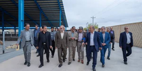 جهش تولید با مشارکت مردم؛
⭕️ استاندار مرکزی و جمعی از مدیران اقتصادی استان از طرح‌های تولیدی در شهرستان دلیجان بازدید کردند

🔹دکتر مخلص‌الائمه در ادامه‌ی بازدیدهای میدانی به منظور رفع موانع تولید و تسهیل کار تولیدکنندگان در سال "جهش تولید با مشارکت مردم" از دو واحد تولیدی صنعتی و دامپروری بازدید کرد.

🔹در این بازدید‌ها، استاندار مرکزی با حضور نماینده منتخب مردم دلیجان و محلات، معاون هماهنگی امور اقتصادی و جمعی از مدیران اقتصادی استان، مسائل طرح توسعه مجتمع نورد آرتا فولاد (تولید کننده لوله‌های گازی و صنعتی) را مورد بررسی قرار داد.