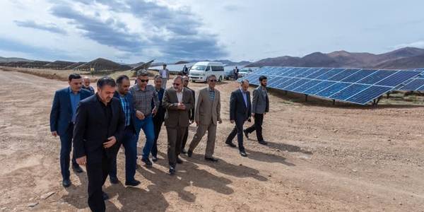 بازدید استاندار مرکزی از بزرگترین نیروگاه خورشیدی کشور- نیروگاه ۱۰۰ مگاواتی محلات در آینده نزدیک وارد می‌شود 

🔹استاندار مرکزی در جریان سفر به شهرستان محلات به همراه جمعی از مسئولین از روند اجرای بزرگ‌ترین نیروگاه خورشیدی کشور بازدید و ضمن نظارت میدانی، آخرین وضعیت اجرایی این طرح را مورد بررسی قرار داد.

🔸استاندار مرکزی در حاشیه این بازدید در جمع خبرنگاران اظهار کرد: این نیروگاه، بزرگترین نیروگاه خورشیدی در حال ساخت در کشور است و با این ابعاد و استاندارد هیچ نیروگاهی در کشور وجود ندارد.

🔸دکتر مخلص‌الائمه اضافه کرد: نیروگاه خورشیدی محلات با ظرفیت ۱۰۰ مگاوات مراحل پایانی ساخت را طی می‌کند.

🔸وی افزود: عملیات اجرایی این نیروگاه در نوروز ۱۴۰۱ آغاز شد و در حال حاضر ۱۰ مگاوات برق به شبکه تزریق می‌کند و امیدواریم به زودی مراحل تکمیلی کار پایان پیدا کند و شاهد تولید برق پاک و تجدیدپذیر از این نیروگاه ارزشمند باشیم‌.

🔸استاندار مرکزی با تقدیر از مجریان این طرح و حمایت از اجرای نیروگاه‌های تجدیدپذیر در استان خاطرنشان کرد: شرکت مانا انرژی از نگین‌های صنعت استان مرکزی و کشور است.

🔹نیروگاه ۱۰۰ مگاواتی مانا انرژی پاک در زمینی به مساحت ۱۷۸ هکتار در حال احداث است که در حال حاضر با تکمیل بخشی از این طرح ۱۰ مگاوات برق به شبکه تزریق می‌شود.

🔹زیرساخت‌های این پروژه، خط انتقال و پست برق به صورت کامل بهره‌برداری شده است و به گفته‌ی مجریان این طرح، هر ماه ۱۰ مگاوات از ظرفیت نیروگاه خورشیدی محلات وارد مدار می‌شود