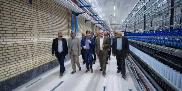 پای کارِ جهش تولید؛ بازدید استاندار مرکزی از طرح توسعه شرکت نساجی "ساویس"