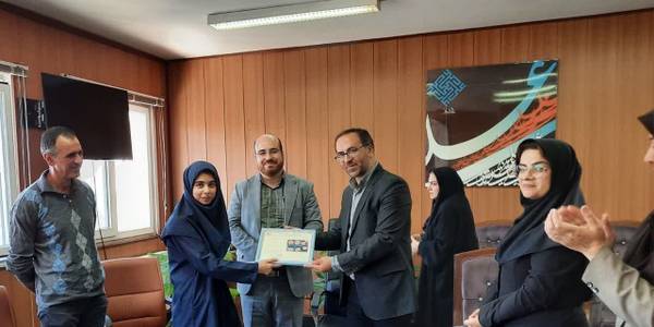 اهداء دیپلم افتخار "مسابقات نقاشی هیکاری ژاپن"، لوح سپاس و جوایز به عضو کانون پرورش فکری کودکان و نوجوانان استان مرکزی در فرمانداری شهرستان تفرش