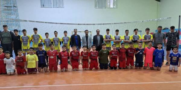 دکتر اتابکی فرماندار شهرستان تفرش به همراه رییس اداره ورزش جوانان شهرستان تفرش در جمع والیبالستای آیندسازه تفرش در سالن هفت تیر حضور یافتند و از زحمات رضایی سرمربی این تیم تشکر و قدردانی کردند.