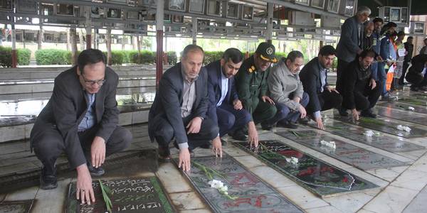 قبور مطهر شهدای شهرستان خمین بمناسبت هفته کارگر گلباران شد