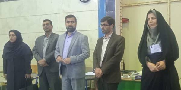 بازدید آقازیارتی فرماندار شهرستان فراهان از روند برگزاری کنکور سراسری ۱۴۰۳