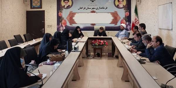 اولین جلسه شورای برنامه ریزی جمعیت شهرستان فراهان برگزار شد.

🔹جلسه شورای برنامه ریزی جمعیت شهرستان فراهان به ریاست آقازیارتی فرماندار فراهان و با حضور مفتح زاده مدیرکل دفتر امور زنان و خانواده استانداری، حجت الإسلام تاج آبادی مسئول ستاد مردمی حمایت از خانواده و جوانی جمعیت استان و سایر اعضاء برگزار گردید.

🔻در این جلسه پس از بررسی مسائل و مشکلات، پیرامون موارد ذیل تصمیماتی اتخاذ گردید: 

۱. تشکیل ستاد مردمی جمعیت 
۲. شورای برنامه ریزی ستاد جمعیت 
۳. برنامه ریزی عملیاتی بر اساس شاخص ها برای افزایش جمعیت 
۴. مشخص کردن ظرفیت های شهرستان فراهان برای بهره گیری در روند افزایش جمعیت
‌ شنبه ۱۴۰۳-۰۲-۰۸