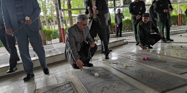 قبور مطهر شهدای شهرستان خمین بمناسبت هفته معلم گلباران شد