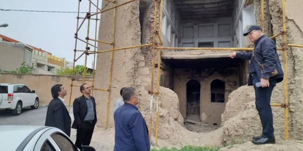 بازدید مسئولین از برج تاریخی وثوق شهر تفرش