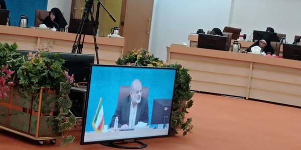 وزیر محترم کشور: بانوان در امور مختلف نقش محوری دارند-

دکتر وحیدی وزیر محترم کشور در ۱۳ اردیبهشت ۱۴۰۳ با حضور در جمع مدیران کل بانوان و خانواده استانداری های کشور به نقش محوری بانوان اشاره نموده و فرمود: 
بانوان بهیچ عنوان نباید دچار انفعال شوند و باید با ابتکار عمل در عرصه های مختلف حضور محکم ، تهاجمی  و فعال داشته باشند. 
چهارشنبه وپنجشنبه ۱۲ و۱۳ اردیبهشت