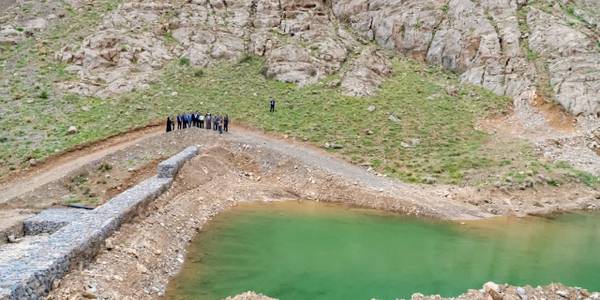 بازدید میدانی استاندار مرکزی از بزرگ‌ترین طرح آبخیزداری استان در تفرش