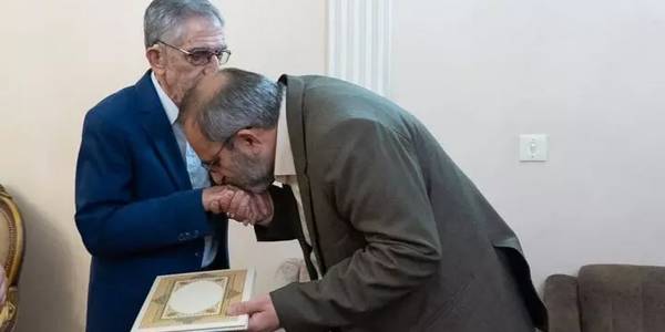 استاندار مرکزی از معلم دوران تحصیل خود تجلیل کرد