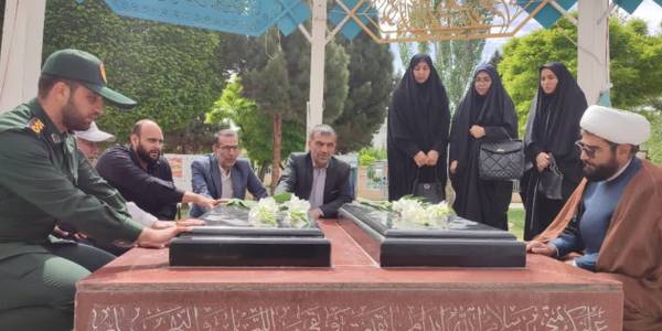 گلباران و ادای احترام جمعی از مسئولین به مقام شامخ دو شهید گمنام شهر مأمونیه
