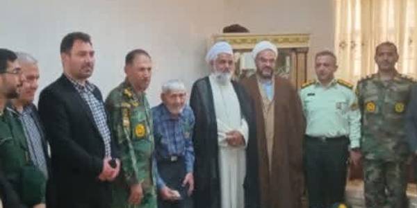 دیدار فرمانده گروه ۹۹ پدافند هوایی نیروی زمینی ارتش از دو خانواده شهید در شهرستان زرندیه