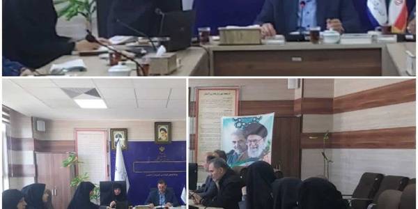 افتتاح دفتر ستاد مردمی  حمایت از خانواده و جوانی جمعیت شهرستان آشتیان

🔹 اولین جلسه شورای برنامه ریزی جمعیت شهرستان آشتیان به ریاست مهندس وروانی فراهانی فرماندار و با حضور مفتح زاده مدیرکل دفتر امور زنان و خانواده استانداری، حجت الاسلام و المسلمین تاج آبادی مسئول ستاد مردمی حمایت از خانواده و جوانی جمعیت استان و سایر اعضاء برگزار گردید.

🔻در این جلسه پس از بررسی مسائل و مشکلات، پیرامون موارد ذیل تصمیماتی اتخاذ گردید: 

۱. تشکیل ستاد مردمی جمعیت
۲. تشکیل مرتب جلسات شورای برنامه ریزی جمعیت برای تدوین برنامه عملیاتی ۱۴۰۳ بر اساس طرح فتحان 
۳.ارسال برنامه عملیاتی سال ۱۴۰۳ تا قبل از پایان اردیبهشت به دبیرخانه ستاد جمعیت استان
۴.رصد اجرای برنامه از روستا تا شهرستان واز شهرستان تا روستا
۵. شناسایی ظرفیتهای حاکمیتی ومردمی برای ارائه بسته های حمایتی به خانواده ها در جهت افزایش ازدواج و موالید

🔺 گفتنی است‌‌ در پایان این جلسه دفتر ستاد مردمی حمایت از خانواده و جوانی جمعیت شهرستان آشتیان واقع در محل کمیسیون بانوان فرمانداری به آدرس خیابان مطهری کوچه مطهری ۱ افتتاح گردید.
۱۰ اردیبهشت ۱۴۰۳