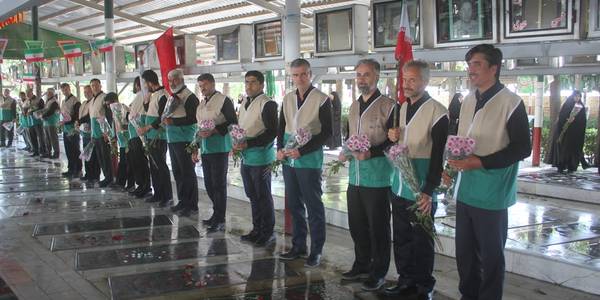 قبور مطهر شهدای شهرستان خمین بمناسبت ارتحال حضرت امام (ره) گلباران شد