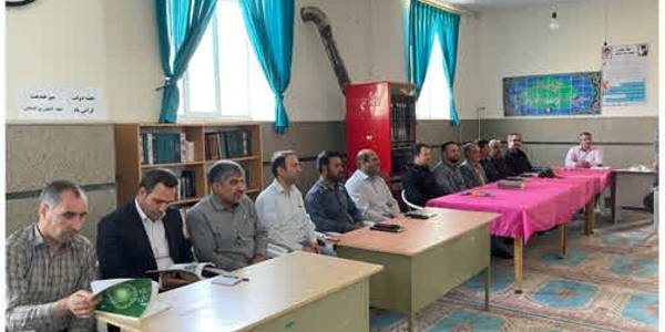 به مناسبت هفته دولت و روز کارمند صورت پذیرفت:
برپایی میز خدمت در محل مصلی نماز جمعه شهر کمیجان