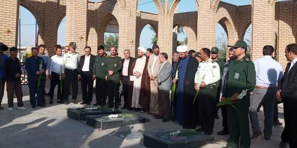 همزمان با فرا رسیدن هفته دفاع مقدس صورت پذیرفت:
غبار روبی، گلباران و عطرافشانی قبور مطهر شهدای شهر میلاجرد