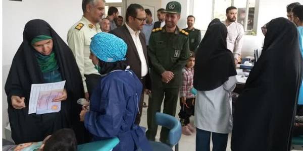 دیدار ابراهیم رستمی فرماندار کمیجان با گروه جهادی دندانپزشکی در روستای حسین آباد