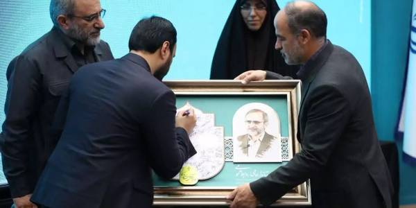 تقدیر سخنگوی دولت از استاندار مرکزی به‌عنوان "استاندارِ حامی روابط عمومی"