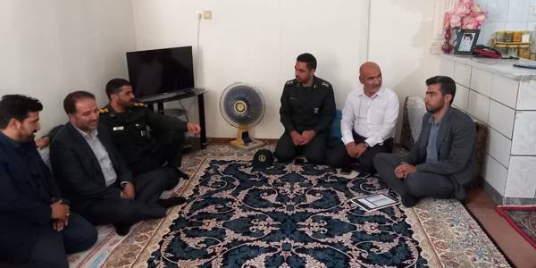 دعوت مسئولین شهرستان خنداب از مادر شهید کزازی برای حضور در یادواره شهدای غریب در اسارت