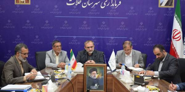 با حضور استاندار مرکزی جلسه رفع موانع تولید گل و گیاه در محلات برگزار شد.