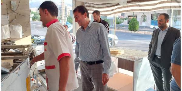 بررسی میدانی سرپرست فرمانداری از وضعیت نانوایی‌های محلات و نیم ور