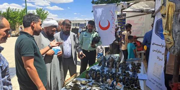 بازدید آقازیارتی فرماندار فراهان و حجت‌الاسلام والمسلمین سوری امام جمعه شهرستان از غرفه های مراسم تیرگان