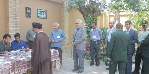 فرماندار ، اعضای هیات اجرایی ، اعضای هیات نظارت و تعدادی از مسئولان شهرستان از شعب اخذ راي خمين بازدید کردند