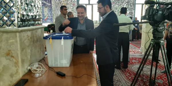 حضور احدی فرماندار در پای صندوق رای انتخابات چهاردهمین دوره ریاست جمهوری