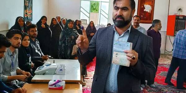 رای فرماندار فراهان در صندوق رای روستای زنگارک