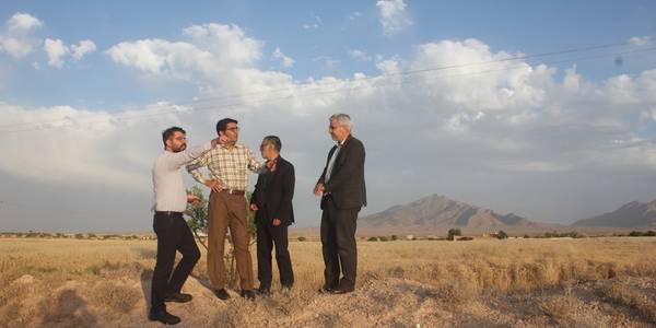 فرماندار و سرپرست حوزه معاونت برنامه ریزی و امور عمرانی فرمانداری از محل اجرای پروژه انقال آب پتروشیمی خمین بازدید کردند