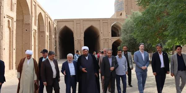 بازدید علی دارابی قائم‌‌مقام وزیر میراث فرهنگی، گردشگری و صنایع دستی از مسجد جامع تاریخی ساوه