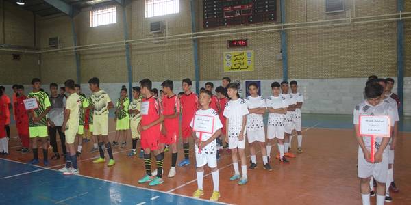 آئین افتتاحیه مسابقات فوتسال استانی محلات کم برخودار و یادواره شهدای خدمت در شهرستان خمین برگزار شد