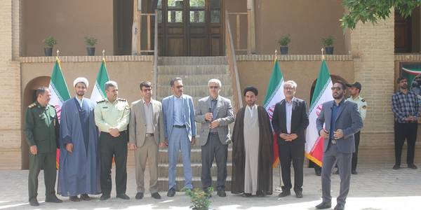 فرماندار و تعدادی از مسئولان شهرستان خمین رای خود را به صندوق رای انداختند