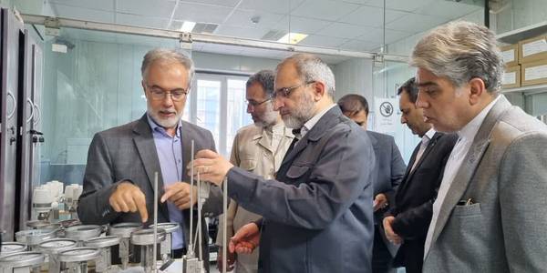 استاندار مرکزی با حضور در شهرک صنعتی ایبک آباد از واحدهای تولیدی پارس جهد شرکت دانش بنیان و تولید کننده انواع ابزار دقیق ، دیرگداز اراک تولید کننده انواع آجرهای نسوز و آنیت تولید کننده انواع رادیاتورهای نسل جدید بازدید نمودند. 

🔹 نکته حائز اهمیت در هر سه واحد تولیدی مورد بازدید اجرای طرح توسعه در سالیان اخیر ، افزایش اشتغال، داشتن واحد تحقیق و توسعه پیشرفته ، استفاده از تکنولوژی روز دنیا در تولید محصولات و از همه مهمتر ورود موفق به بازارهای جهانی و صادرات می باشد .