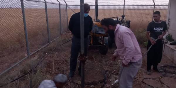 بازدید آقازیارتی فرماندار فراهان از پروژه حفر چاه و کف شکنی