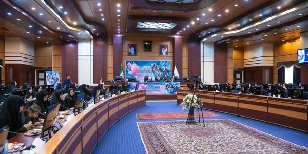 اختتامیه کنگره بانون تأثیرگذار استان مرکزی- رویداد "بانوی دیار آفتاب" کلید خورد

🔹آیین اختتامیه دومین کنگره بانوان تأثیرگذار استان مرکزی با حضور نماینده ولی فقیه در استان، استاندار و جمعی از بانوان فعال استان در سالن غدیر استانداری برگزار شد.

🔹در این آیین از بانوان تأثیرگذار استان مرکزی در هشت عرصه‌ی علمی، پژوهشی و فناوری، سیاست‌گذاری و حکمرانی، گفتمان‌سازی و رسانه، فعالیت‌های اجتماعی، اقتصادی و کارآفرینی، تعلیم و تربیت، فرهنگ و هنر و ورزش تجلیل شد.

🔹کنگره ملی بانوان اثرگذار در ساحت علم و فرهنگ با هدف معرفی الگوی زن ایرانی- اسلامی، گامی است بلند در راستای تقویت جایگاه زن انقلابی با محوریت الگوی سوم زن، معرفی زنان نخبه ایرانی و دستاوردهای آن‌ها، توسعه و گسترش فرایند شناسایی و معرفی بانوان تأثیرگذار ملی و استانی، فراهم‌سازی زمینه ارتباط نخبگان، کارآفرینان و کنشگران و فعالان در حوزه زنان و ایجاد گفتمان حول محور کنگره بانوان تأثیرگذار در جامعه ایرانی؛ که برای نخستین بار به همت معاونت امور زنان و خانواده ریاست جمهوری در دولت سیزدهم و با حمایت شهید جمهور برگزار شد. 

🔹در بسیاری از عرصه‌های اجتماعی حضور زنان نه‌تنها لازم، بلکه یک ضرورت محسوب می‌شود و این کنگره سرآغاز حرکتی نو و انقلابی برای کنشگری بانوان در عرصه‌های اجتماعی است.

🔹در پایان این کنگره همچنین از پوستر رویداد "بانوی دیار آفتاب" رونمایی شد.
یکشنبه ۲۴ تیر