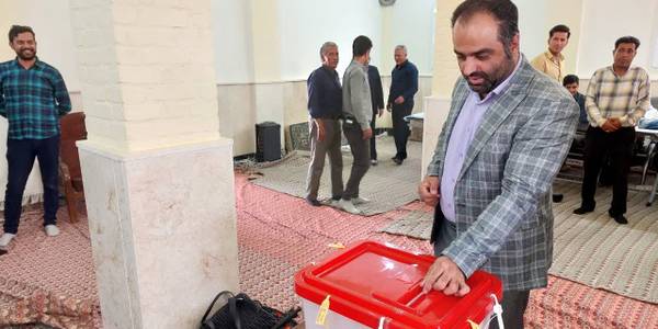 حضور مسئولین شهرستان محلات پای صندوق های رای