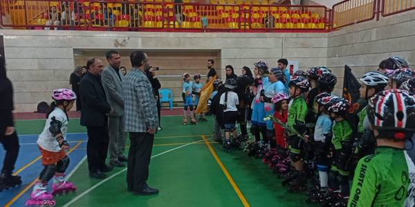 همایش اسکیت بازان شهرستان محلات با حضور سرپرست فرمانداری برگزار شد.