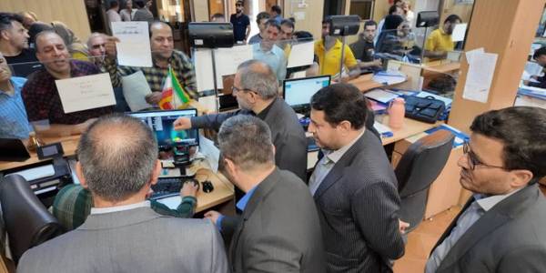 ازدید سرزده استاندار مرکزی از اداره کل امور مالیاتی استان

🔹در روزهای پایانی ارائه اظهارنامه‌های مالیاتی، دکتر مخلص‌الائمه، استاندار مرکزی به صورت سرزده از اداره کل امور مالیاتی استان بازدید و ضمن نظارت میدانی بر روند ارائه خدمات و گفتگو با تعدادی از مراجعان، از زحمات کارکنان امور مالیاتی استان تقدیر کرد.
🗓 شنبه ۳۰ تیر