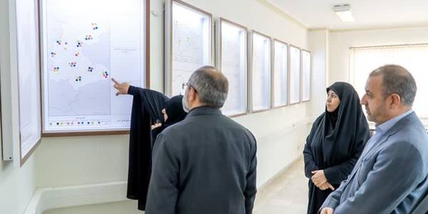 بازدید استاندار مرکزی از اتاق رصد جمعیت استان

🔹 دکتر مخلص‌الائمه، استاندار مرکزی از روند راه‌اندازی اتاق رصد جمعیت استان بازدید کرد.

🔹در این بازدید مدیرکل دفتر امور زنان و خانواده گزارشی از اقدامات انجام شده در این راستا و روند پیشرفت کار ارائه کرد.

🔹شکل‌گیری اتاق وضعیت (رصد جمعیت) در راستای قانون جوانی جمعیت یکی از تکالیف وزارت کشور است که درواقع در این اتاق آخرین وضعیت جمعیتی استان به تفکیک نمایش داده شده است.

🔹این داشبورد حاوی اطلاعات و آمار ولادت، فوت، طلاق و ازدواج است و می‌توان از طریق تفکیک سنی و جنسی به اطلاعات و داده‌های مورد نیاز به‌منظور برنامه‌ریزی هدفمند در این حوزه دست یافت.