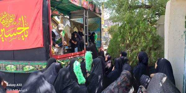 استقبال مردم زاویه از نیم ضریح مقدس سرداب امام زمان (عج)