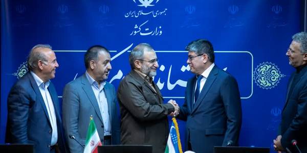 دیدار سفیر ازبکستان با استاندار مرکزی 

🔹آقای "فرالدین نصریف" سفیر جمهوری ازبکستان در ایران در جریان سفر دو روزه به استان مرکزی‌ به‌منظور بازدید از ظرفیت‌های صنعتی و اقتصادی استان، با دکتر "فرزاد مخلص‌الائمه" استاندار مرکزی دیدار و گفتگو کرد.

🔹در این دیدار که جمعی از اعضای معاون هماهنگی امور اقتصادی استاندار و و جمعی از اعضای اتاق بازرگانی اراک نیز حضور داشتند، پیرامون افزایش تبادلات تجاری، اقتصادی، صنعتی و کشاورزی دو کشور به‌ویژه ارتقای سطح همکاری‌ها بین صنایع و فعالان اقتصادی استان مرکزی و بخش‌های خصوصی و دولتی کشور ازبکستان بحث و تبادل نظر شد.