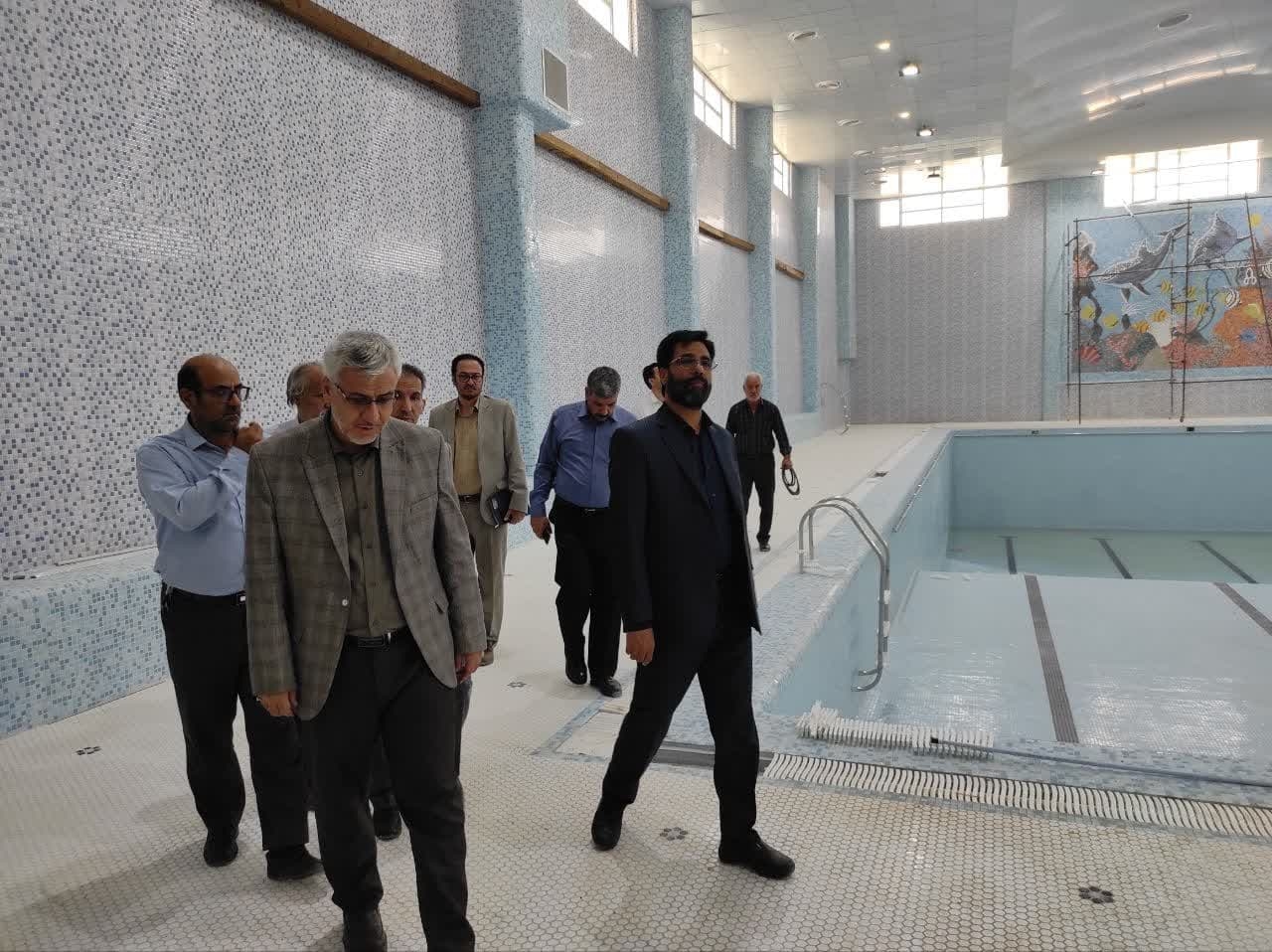 فرماندار و مدیر کل تعاون ، کار ورفاه اجتماعی استان از استخر صدف مجموعه ورزشی کارگران خمین بازدید کردند